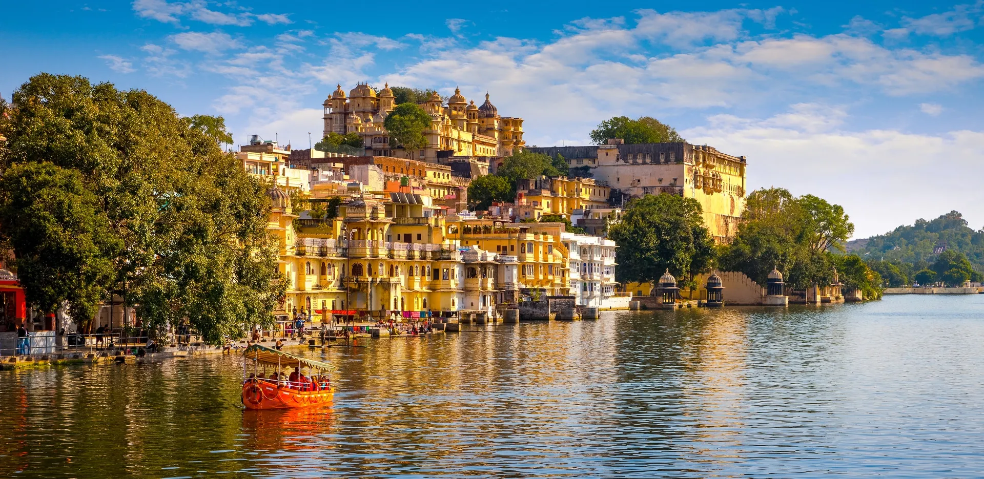 Udaipur City Palace and Lake Pichola — beautiful setting for medical tourism